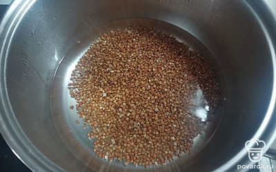 Засыпать гречку в кипящую воду, добавить соль по вкусу. 