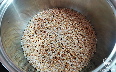 Варить под закрытой крышкой на медленном огне до полного впитывания жидкости. Во время варки крышку не открывать и не перемешивать кашу. 