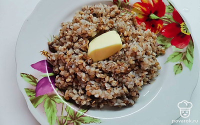 В готовую кашу добавить тимьян и кусочек сливочного масла. Хорошо перемешать. 