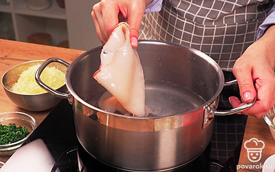 Подготовьте кальмаров. Тушки отварите в кипящей воде 2-3 минут. Оставьте остужаться.