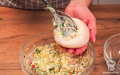 Начините кальмары смесью из крабовых палочек.