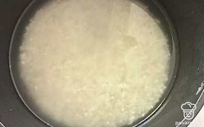 Рис заливаем водой и варим около 10 минут.