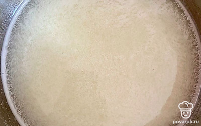 В кастрюле кипятим воду (200 миллилитров) и всыпаем в нее манную крупу. Не прерываясь, помешиваем в течение 3 минут во избежание комочков.