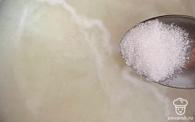 В манную кашу всыпаем сахар и доводим до кипения. Помешиваем на среднем огне в течение 3-4 минут до загустения.