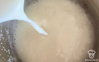 Вливаем в кашу молоко комнатной температуры. Не прерываясь, помешиваем в течение 3-5 минут на среднем огне для того, чтобы молоко впиталось и каша еще больше загустела. В конце накрываем крышкой на пару минут, чтобы каша до конца приготовилась.