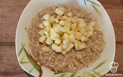 Яблоко очистите от кожуры и нарежьте кубиками.