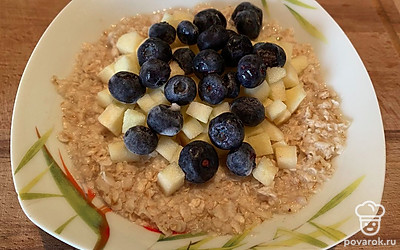 Добавьте голубику.