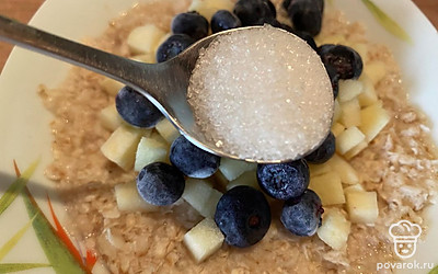 По желанию посыпьте сахаром.