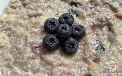 Перед подачей украсьте ягодами.