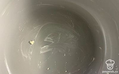 Чашу мультиварки смазать сливочным маслом.