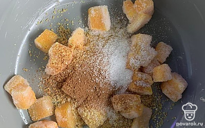 Выложить тыкву (у меня замороженная), пшеничную крупу, сахар, корицу, соль.