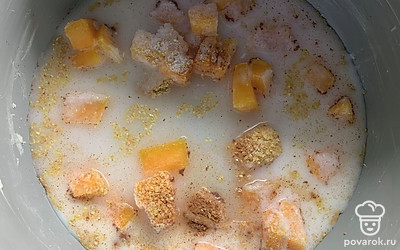 Залить молоком и поставить вариться на режим «Молочная каша» на 20 минут. Дать постоять на подогреве 20 минут.