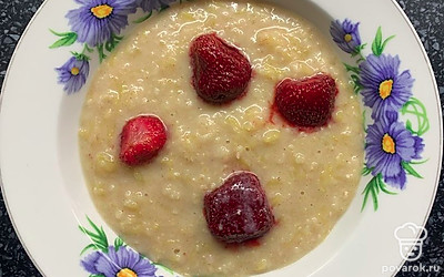 Перед подачей украсить клубникой.