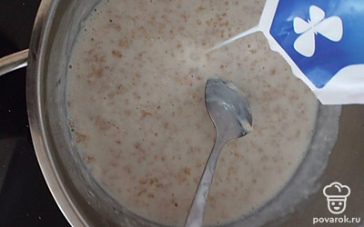 По прошествии пяти минут, когда хлопья разбухнут, вливаем молоко и варим еще 5 минут.