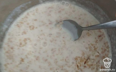 Теперь закрываем кашу крышкой и даем настояться еще пару минут.