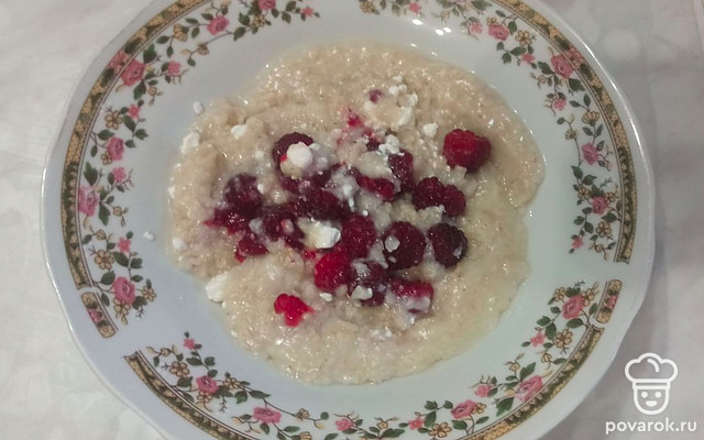 Сытная овсянка с творогом и малиной — Рецепт с фото
