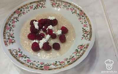 В кашу добавляем малину и творог, все перемешиваем. 