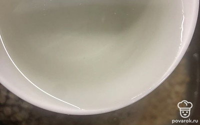 Овсянку залить водой и поставить на средний огонь.