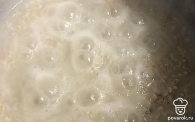 Проварив овсянку 10 минут на воде, после закипания убавить огонь.