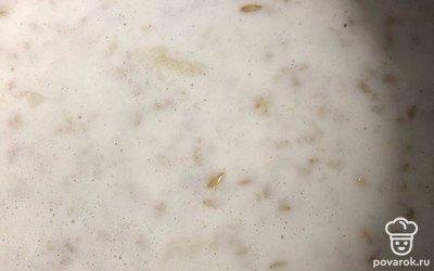 Долить молоко и продолжать варить на медленном огне.