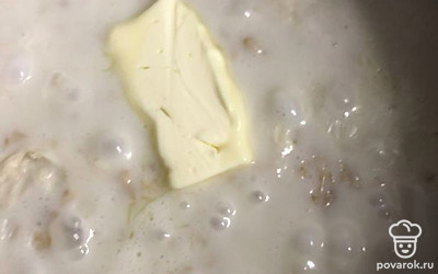 Отправить в кастрюлю сливочное масло. Отключить огонь.
