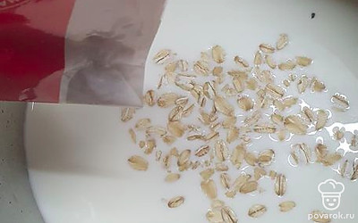 К сливкам добавляем овсянку и варим 15 минут.