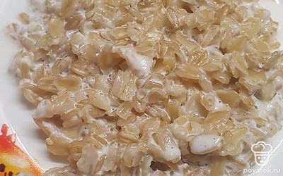 Сваренную кашу выкладываем в тарелку. 