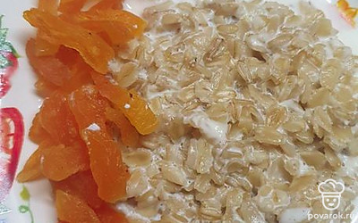 Режем курагу и выкладываем по краю тарелки.