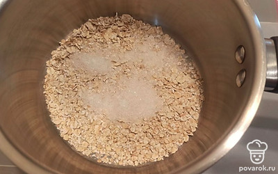 Овсянку засыпаем сахаром.