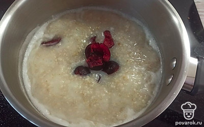 Далее в готовую овсянку добавляем черешню, очищенную от косточек, и все перемешиваем. 