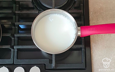 Молоко доведите до кипения.