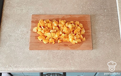 Абрикосы помойте и мелко нарежьте. Кашу выложите в тарелку и сверху разложите абрикосы. 