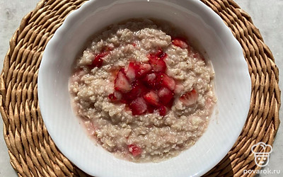 Овсяная каша на воде с клубникой и липовым медом — Рецепт с фото