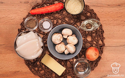 Промойте кальмаров под проточной водой. Очистите от пленок. Рис несколько раз промойте, пока вода не станет прозрачной. Грибы, морковь и лук помойте, почистите. Грибы и лук мелко нашинкуйте, морковь натрите на терке. Кусковой сыр заранее натрите на мелкой терке. Отварите рис. Промытый рис положите в кастрюлю, залейте водой. Посолите. Доведите до кипения на среднем огне. Убавьте его до минимума и варите рис до готовности 20-25 минут.