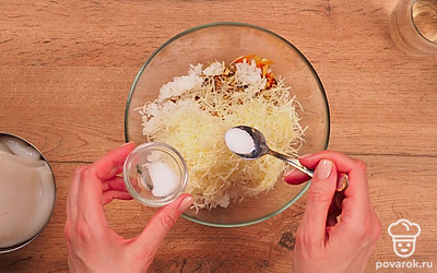 Сделайте начинку. Разогрейте масло в сковороде. Выложите в нее измельченные лук и морковь. Томите на среднем огне, постоянно помешивая, в течение 5 минут. Добавьте к овощам грибы. Жарьте до тех пор, пока не выпарится вся жидкость. Переложите готовые овощи в глубокую емкость, добавьте вареный рис. Посыпьте специями и сыром, перемешайте до однородности.