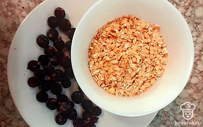 Подготовим все ингредиенты. Можно использовать замороженные ягоды.