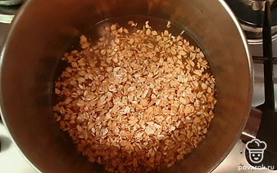 В небольшую по объему кастрюлю наливаем 400-500 миллилитров холодной воды и доводим ее до кипения. Затем выкладываем в кастрюлю нашу крупу и варим в течение 20 минут на медленном огне. По желанию можно посолить. 