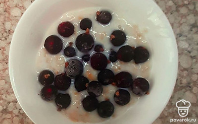 Готовую кашу выкладываем в глубокую тарелку и добавляем в нее черную смородину.