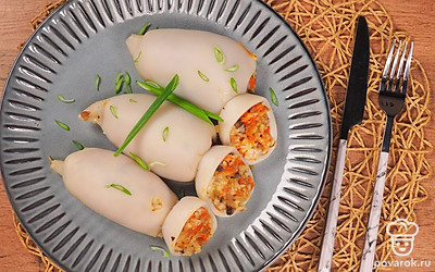 Фаршированные кальмары вкуснее в горячем виде.