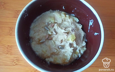 Подавайте порционно, украсив кашу жареными очищенными семечками.