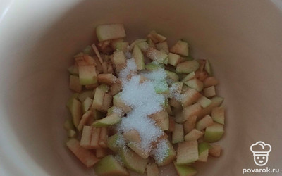 В сотейник переложите нарезанное мелкими кубиками яблоко, посыпьте сахаром.