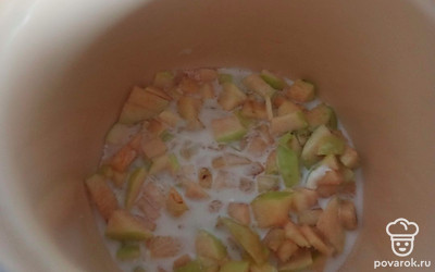 Добавьте молоко. Дождитесь закипания молока и, постоянно помешивая, варите на медленном огне до тех пор, пока яблоко не станет мягким и не разварится (10-15 минут). 