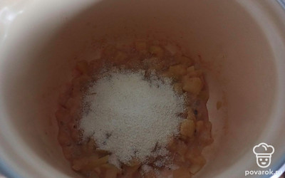 Затем всыпьте манную крупу, влейте 200 миллилитров молока и варите на медленном огне, постоянно помешивая, пока крупа не будет готова и масса не станет однородной (5-7 минут). 