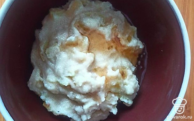 Добавьте мед и перемешайте.