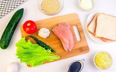 Сыр натрите на мелкой терке. Зелень и черри ополосните и просушите бумажным полотенцем. Чеснок очистите. Филе ополосните и просушите бумажным полотенцем.