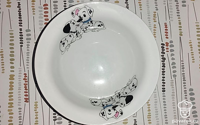 Налейте в тарелку крутой кипяток, добавьте соль.