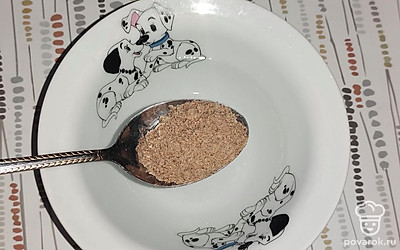 Вводите льняную смесь маленькими порциями, помешивая венчиком. Дайте каше постоять несколько минут, загустеть. 