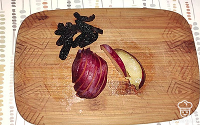 Помойте сливу и изюм. Сливу лучше использовать крупных сортов, спелую. Нарежьте ее на удобные вам кусочки. Потрите горький шоколад. Сливу, изюм и шоколад добавьте в тарелку с кашей. 