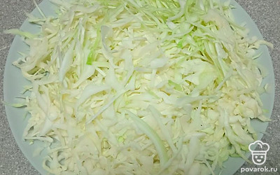 Капусту нашинкуйте. 