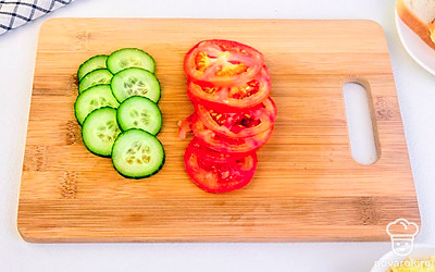 Помидоры и огурцы нарежьте на тонкие слайсы.